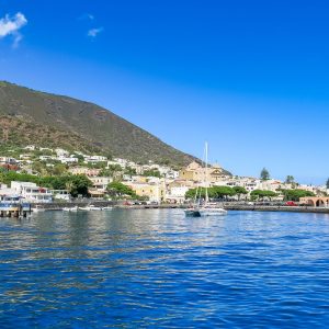 SOGGIORNO ESPERIENZIALE A SALINA PER DUE Natura, vino e capperi nel cuore delle Isole Eolie